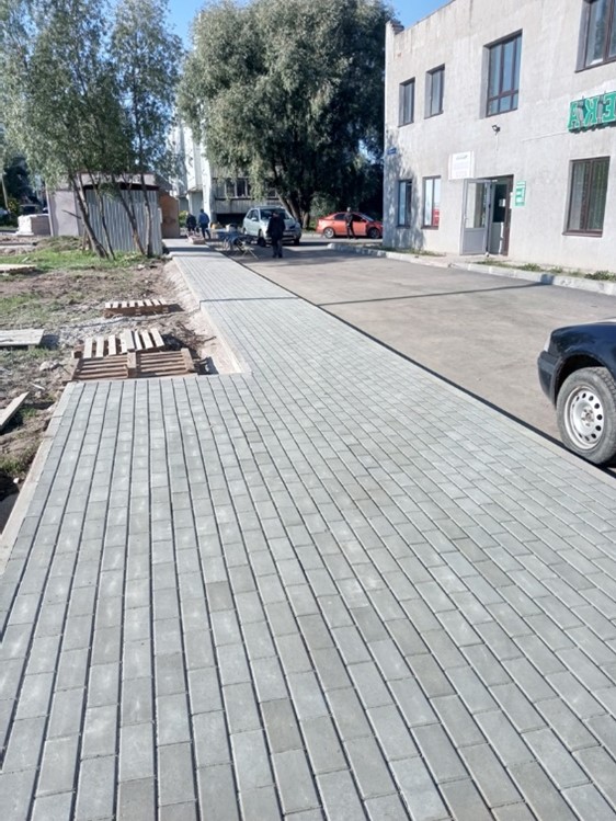 Работы по реализации проекта ППМИ-2023 "Обустройство зоны отдыха в д.Трубичино, 2 этап" продолжаются, идет укладка тротуарной плитки.